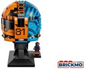 Achterkant van een blauw-oranje LEGO-helm op een standaard met nummer "81" en McLaren-logo.