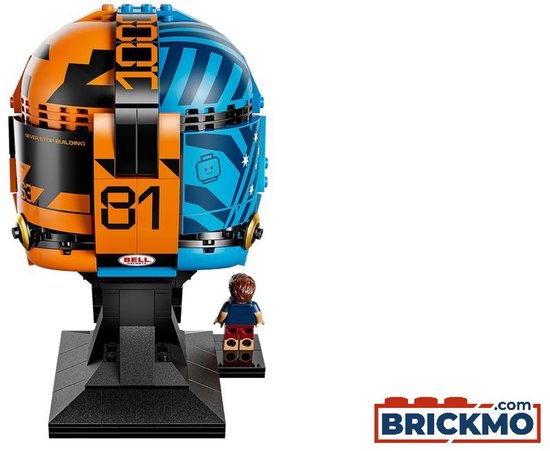Achterkant van een blauw-oranje LEGO-helm op een standaard met nummer "81" en McLaren-logo.