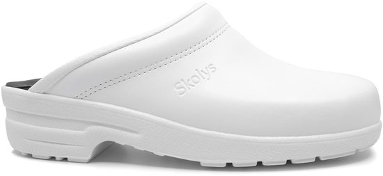 Witte Skolys klomp, zijaanzicht, met logo op de zijkant en profielzool.