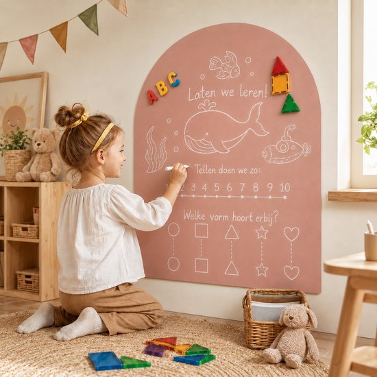 Meisje schrijft op roze gebogen magneetbord met een walvis en cijfers.