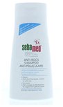 Witte Sebamed Anti-Roos Shampoo fles met rode en blauwe tekst. "Bewezen effectief" en "50% minder roos"