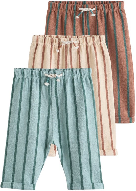 Drie babyjoggingbroeken met rechte pijpen in off-white, bruin en groen, allemaal met strepen.
