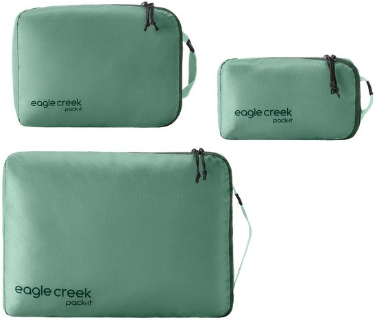 Drie groene Pack-It Isolate Cubes van Eagle Creek in verschillende maten, met ritsen.