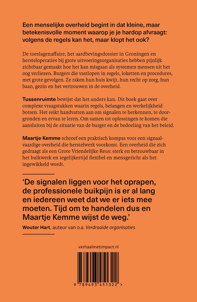 Achterkant boek 'Tussenruimte' met tekst over de inhoud, auteur Maartje Kemme en een citaat van Wouter Hart. Ook een barcode en website.