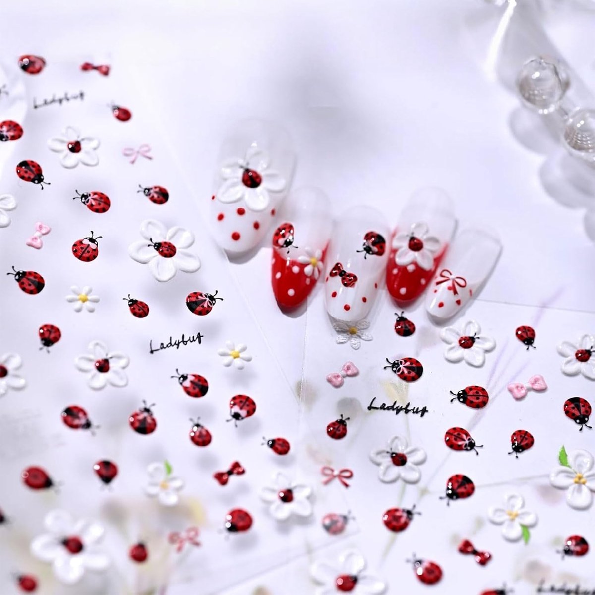 SnelShoppen - 5D Reliëf Lieveheersbeestje Nagelstickers met Bloemenpatroon - Schattige Strik Nagelstickers voor Nagelkunst - Perfect voor Feesten en D