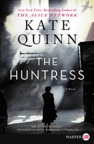 Boekomslag van "The Huntress" van Kate Quinn. Silhouet van een vrouw in de schaduw van gebouwen.