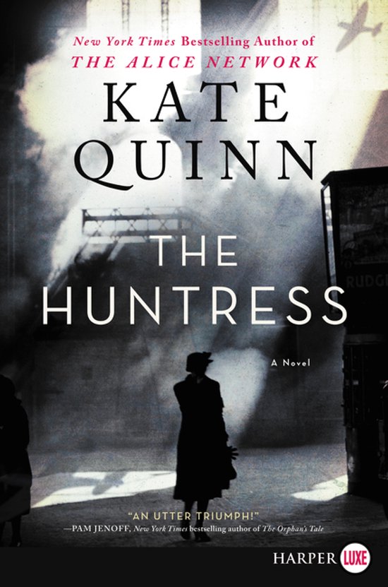 Boekomslag van "The Huntress" van Kate Quinn. Silhouet van een vrouw in de schaduw van gebouwen.