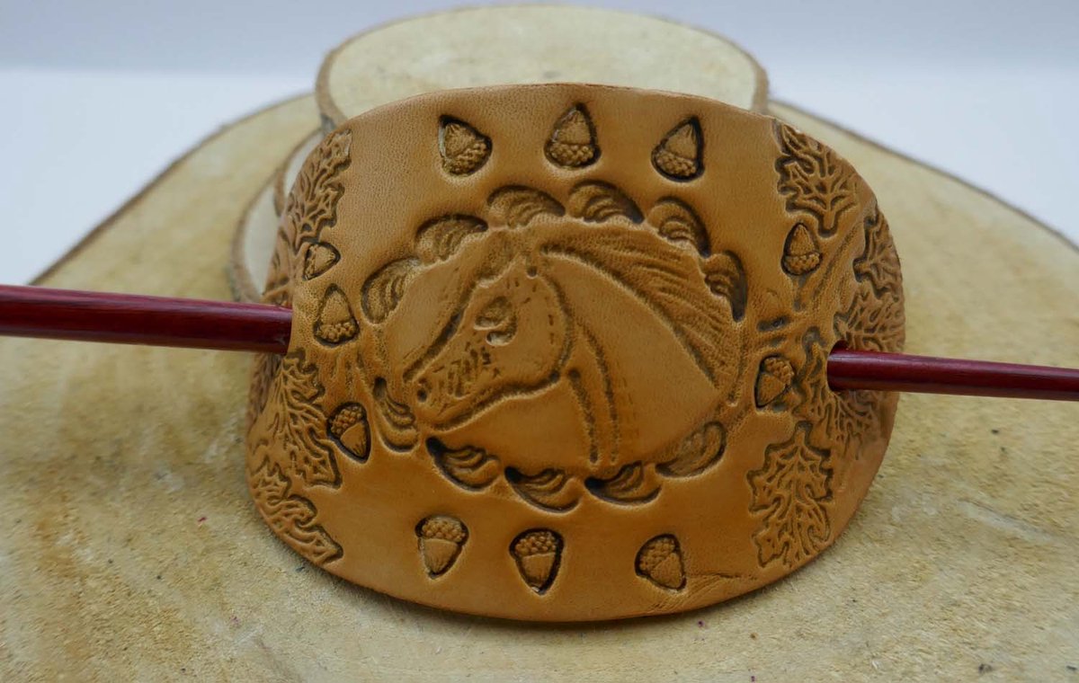 Leren beige haarspeld van paardenhoofd in sierrand en herfstbladeren, eikels + houten haarstok - lederen paarden haarspeld - paarden liefhebbers haarspeld - mooie paardenhoofd haarspeld voor lang of korte haar