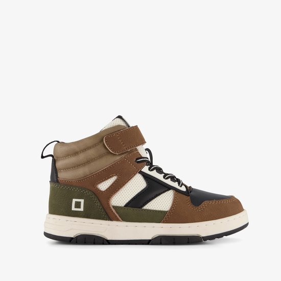 Hoge sneaker met bruine, groene en zwarte vlakken. Witte mesh details en zwart-witte veters. Klittenbandsluiting.