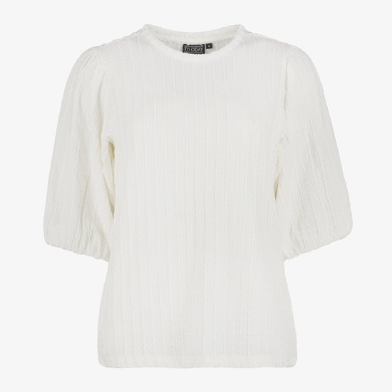 Wit T-shirt met een subtiele verticale textuur en korte pofmouwen.