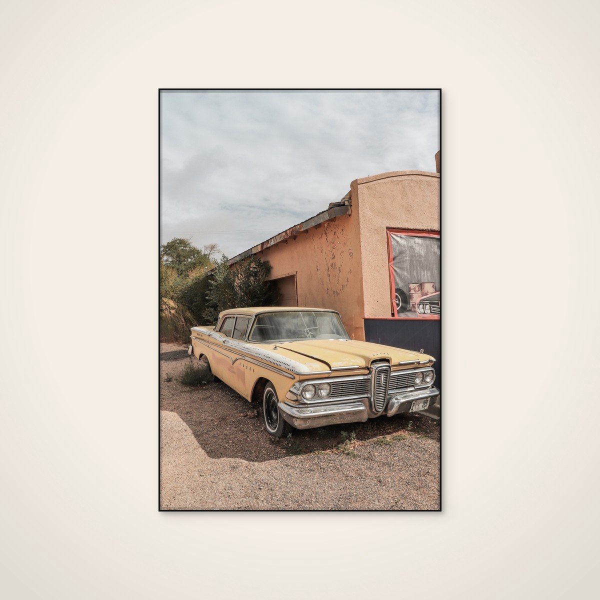 Akoestisch schilderij - 60 x 90 cm - Forgotten Yellow Sedan van Henrike Schenk - Abstracte wanddecoratie - zwart textielframe
