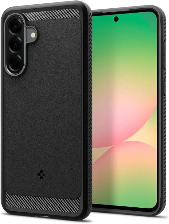 Zwarte Spigen Rugged Armor hoes met matte afwerking, carbonlook randen en een camera-uitsparing, naast een telefoon met groen scherm.