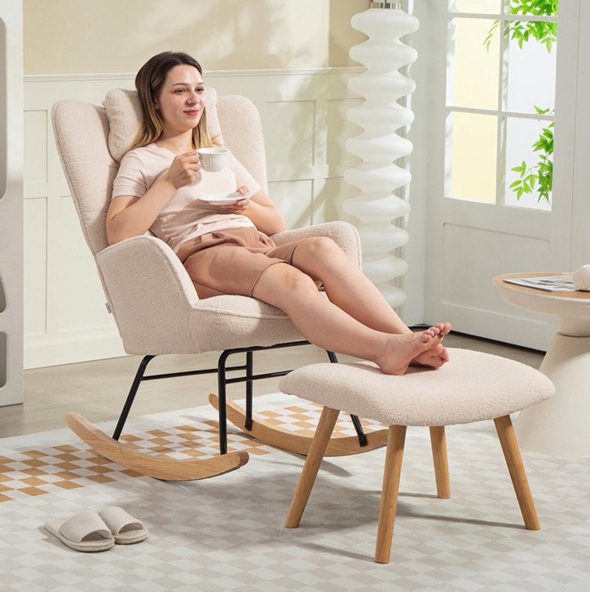 FloraGrace Schommelstoel 70,5 x 101,5 x 99,5 cm - Met Hocker En Hoge Rugleuning - Voor Woonkamer En Leeshoek - Polyester - Beige