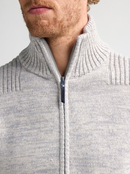 Close-up van de kraag en ritssluiting van een grijs gemêleerd vest.