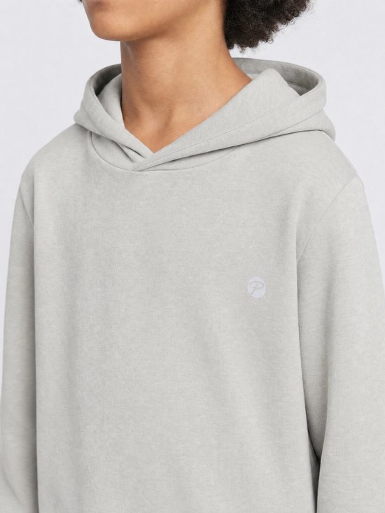 Close-up van een lichtgrijze hoodie met een klein, rond Petrol-logo op de borst.