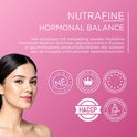 Portret van een jonge vrouw met een subtiele glimlach, met tekst over de productie van NUTRAFINE Hormonal Balance in Europa en hoge kwaliteitsnormen.