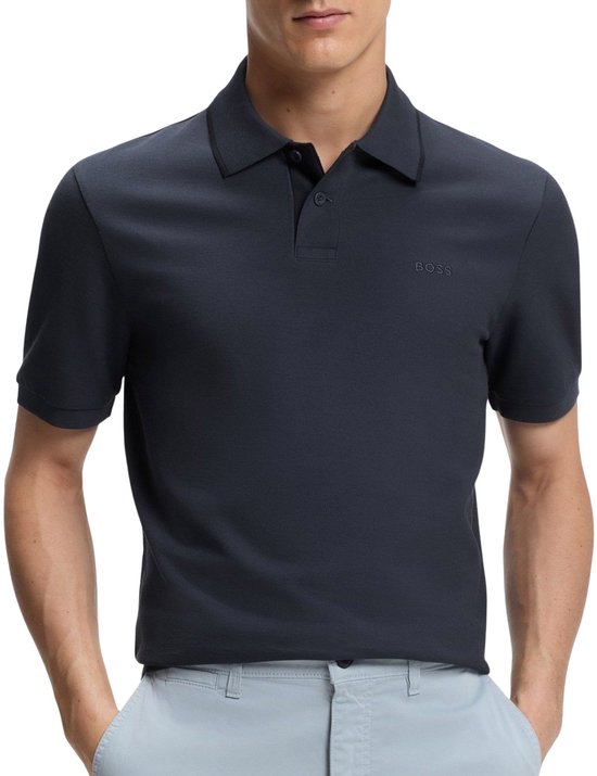 Donkerblauw BOSS poloshirt met korte mouwen, gedragen door een man met lichtblauwe broek.