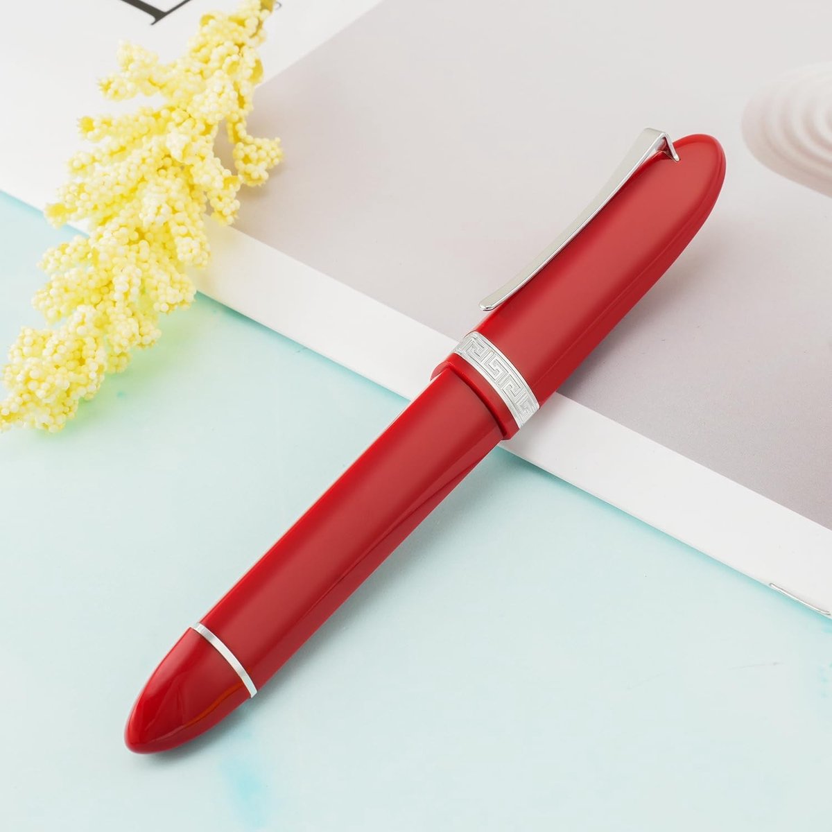 Elegante Driehoekige Piston Vulpen met Extra Fijne Nib in Rood en Zilver, Inclusief Cadeaubox voor Kantoor en Schrijven