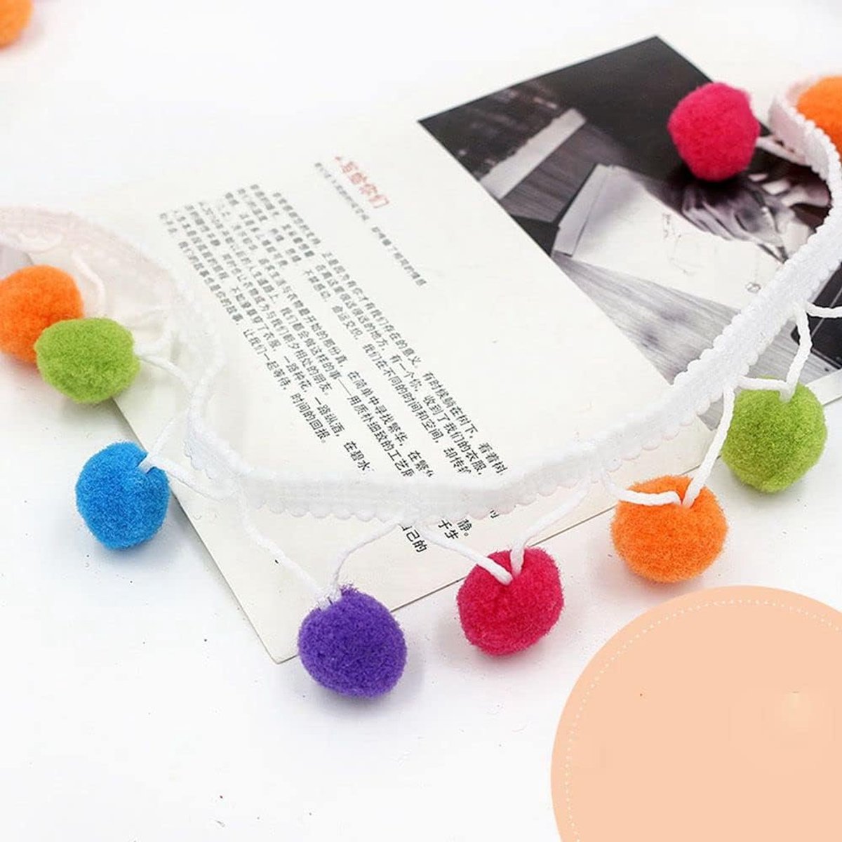 pompon, decoratieve band, kant, naaien, stof voor doe-het-zelf naaien, pompons, kleurrijk