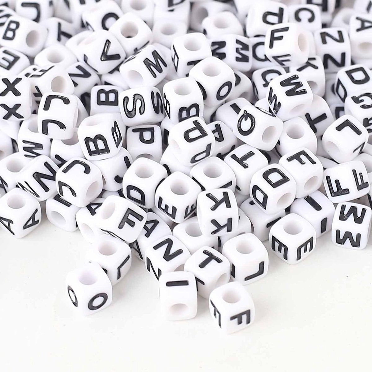 Kralen om te rijgen, 700 stuks, acryl, witte alfabetkralen, mix A-Z, kralen voor het maken van sieraden, doe-het-zelf halskettingen, armbanden, sleutels (700)