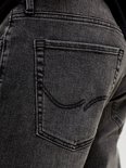 Gedetailleerde achterkant van een grijze jeans met opgestikte zakken en logo.