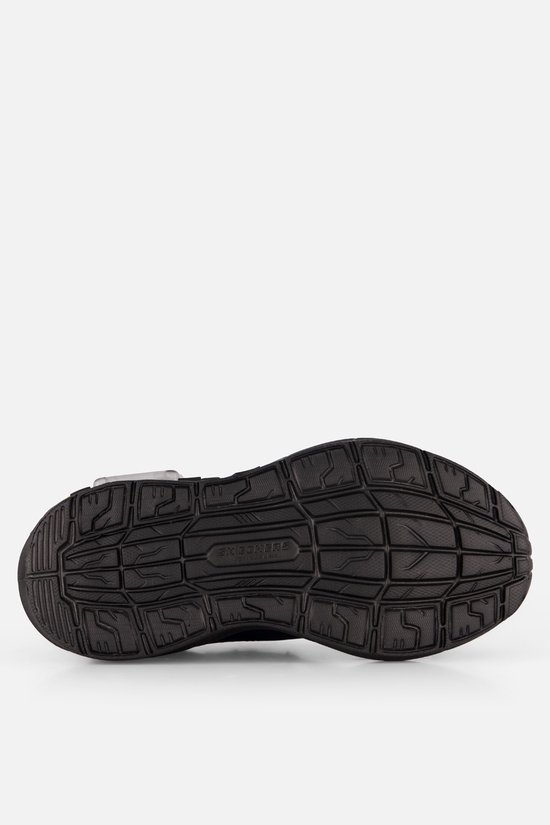 Zwarte buitenzool van een sneaker met een gestructureerd profiel.