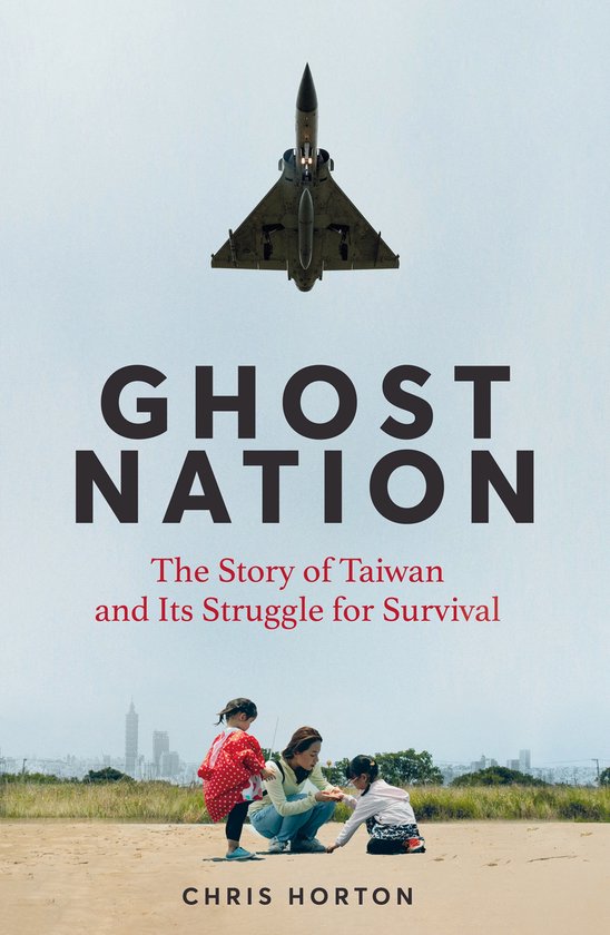 Boekcover van 'Ghost Nation'. Een straaljager boven drie personen op een strand. Tekst: 'GHOST NATION The Story of Taiwan and Its Struggle for Survival CHRIS HORTON'.