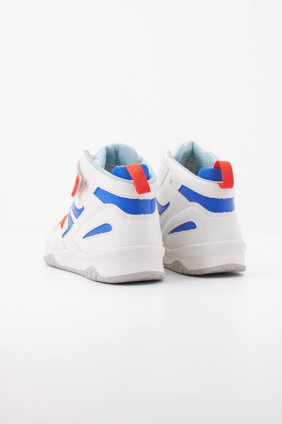 Achterkant van twee witte Geox hoge sneakers met blauwe details en oranje lussen.