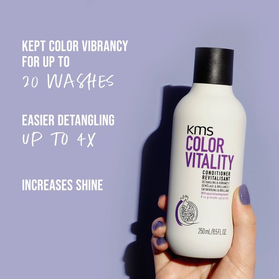 Hand met paarse nagellak houdt witte KMS Color Vitality conditioner fles vast. Tekst over kleurbehoud en ontwarring.