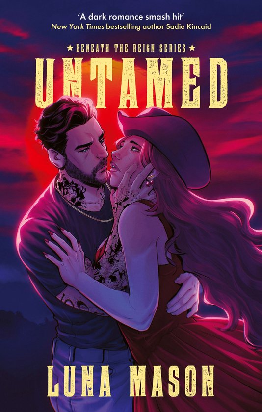 Boekomslag van 'Untamed' met een man en vrouw die elkaar stevig omhelzen. De titel is in grote gele letters. 'A dark romance smash hit' staat erboven.