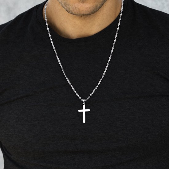 Man met zilverkleurige kruishanger aan een gedraaide touwketting.