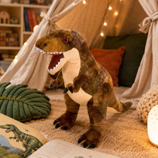 Bruine pluche T-rex dinosaurus met open bek, rode ogen en donkere spikkels, in een kinderkamer met tipi en lampjes.