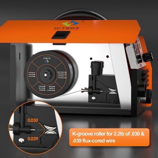 Interieur van een oranje lasapparaat met een rol soldeerdraad en een K-groef rol voor .030 & .039 flux-core draad.