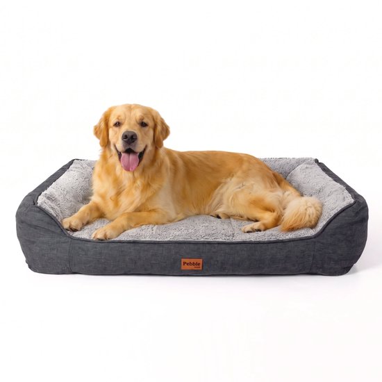 Un golden retriever allongé de manière détendue sur un lit pour chien gris foncé avec une doublure grise douce, sur fond blanc.