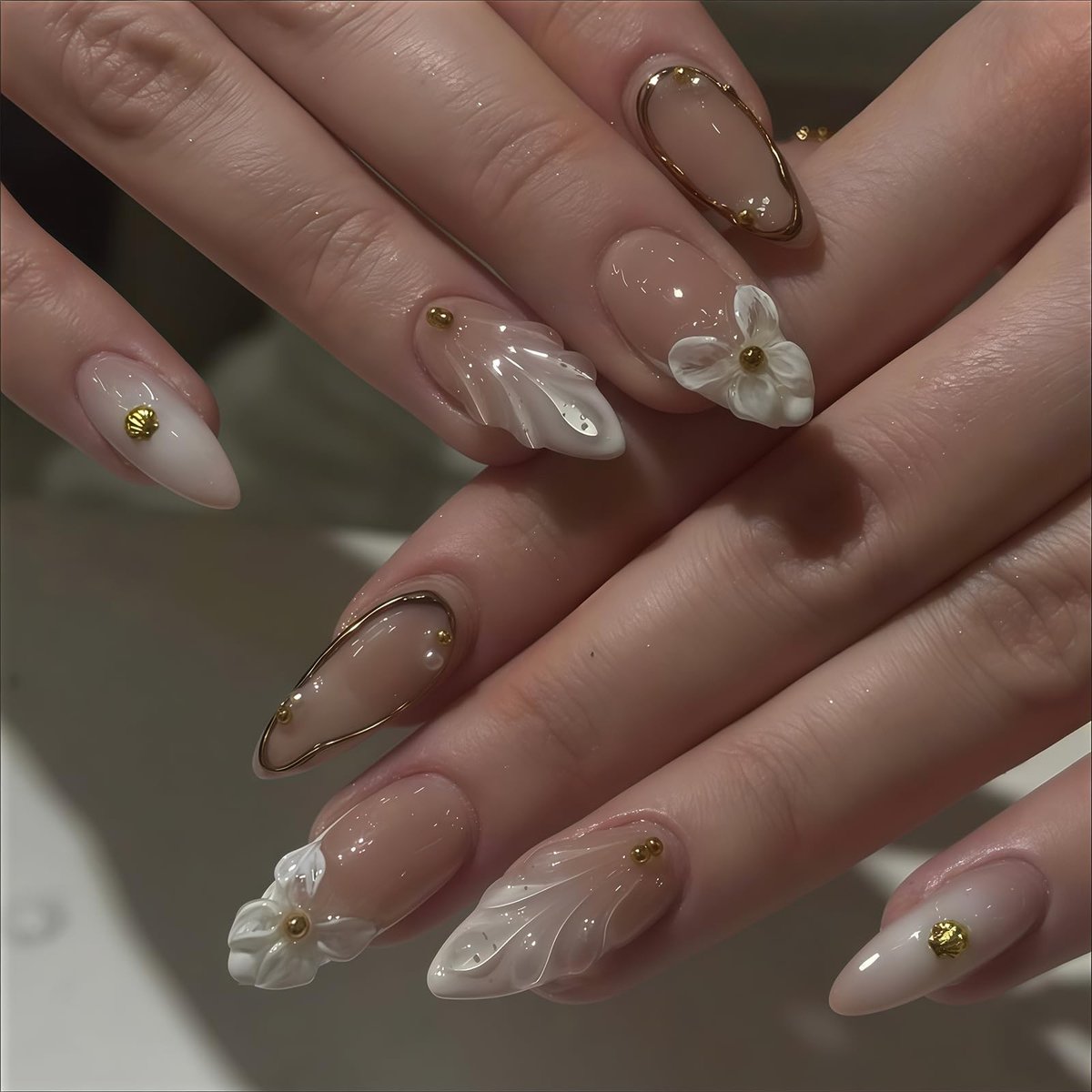 SolidKeus - Set van 24 Amandelvormige Druknagels met Gouden Motieven