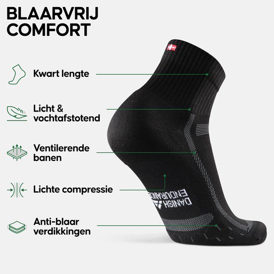 Zwarte kwartlengte sok met ventilatiebanen, vochtafvoerend en anti-blaar verdikkingen.