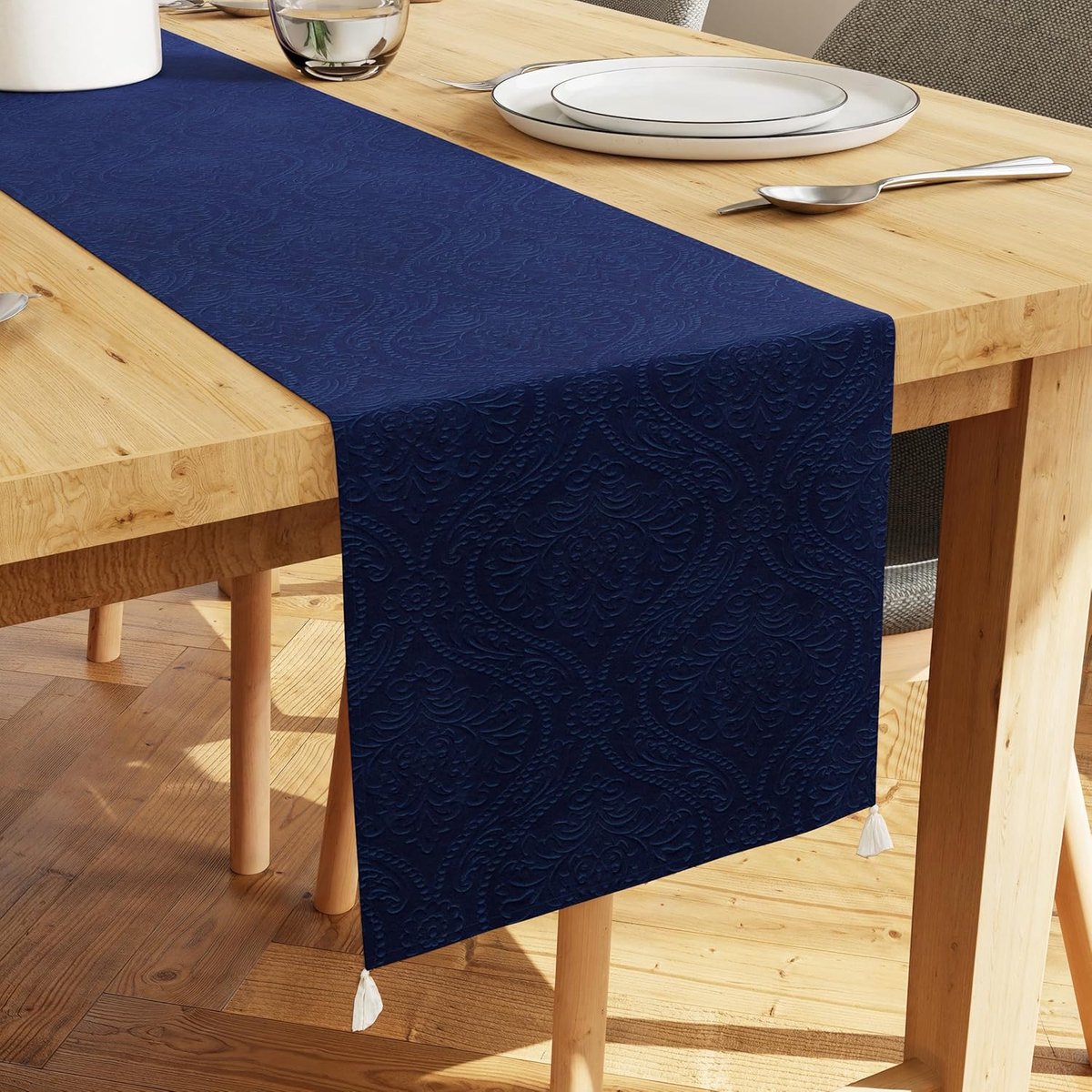 XO Tafelloper, reliëf fluweel, elegant 33 cm x 94 inch | Marineblauw, 175 g/m² polyester, zachte pluche textuur, machinewasbaar, duurzaam en onderhoudsvriendelijk, 8-zits