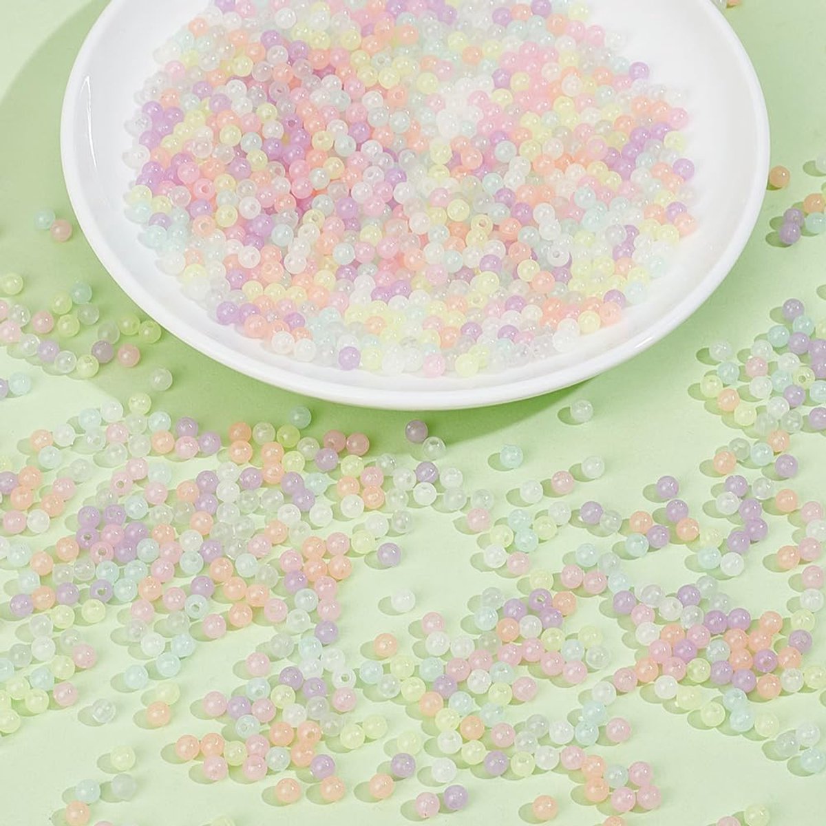 1 Doos 1500PCS 4MM Glow-in-the-Dark ronde kralen met gaten Acryl Ondoorzichtig Klein Lichtgevend Plastic Gemengde kleur Spacer Losse zaadkraal Bulk voor het maken van sieraden Ketting Armba