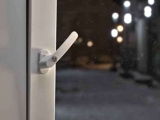 Witte AXA raamsluiting met cilinder, 4 standen, 40 mm, vergrendelbaar.
