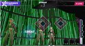 K-Pop Rising game-scherm met drie vrouwen in camouflage outfits voor een groen, lichtgevend scherm.