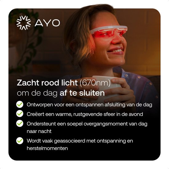 Vrouw met bril met zacht rood licht drinkt koffie, met tekst: 'Zacht rood licht om de dag af te sluiten'.