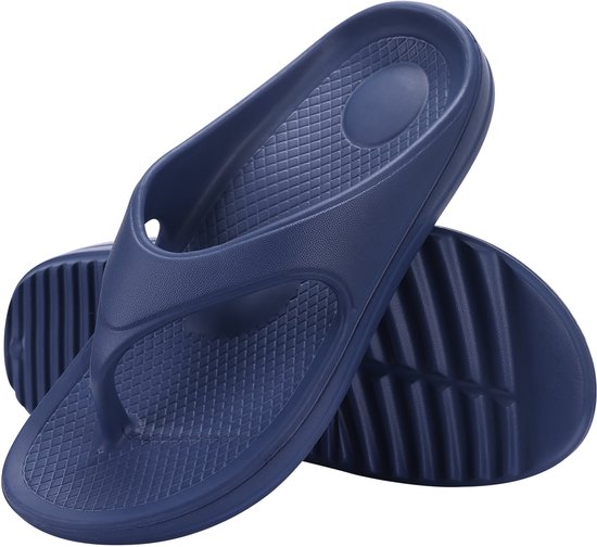 Paar marineblauwe OLANLY teenslippers met textuur op de zool.