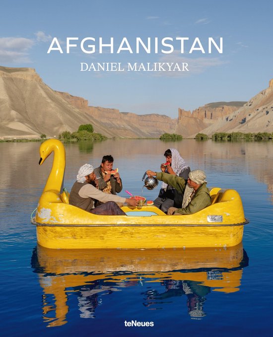 Vier mannen op een gele zwanenboot op een meer, met de tekst AFGHANISTAN DANIEL MALIKYAR.