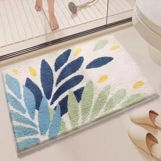 Badmat met tropisch bladmotief in blauw, groen en geel, naast een toilet en muilen.