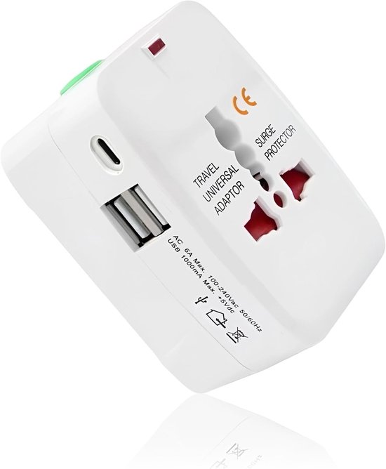 Witte universele reisadapter met dubbele USB-poorten, type-C en wereldstekker.