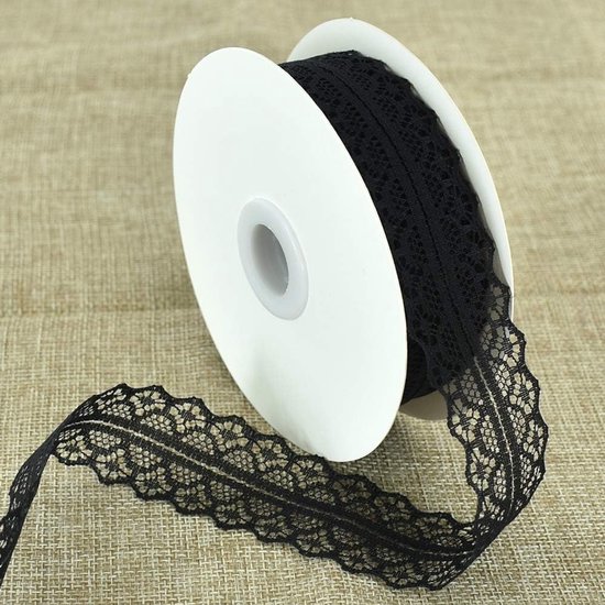 Rol met zwart kant-trim lint, met opgerold lint.