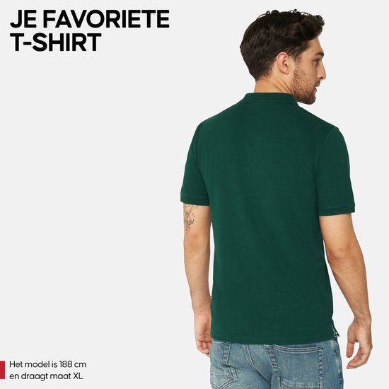 Man draagt donkergroen poloshirt met korte mouwen, zicht van achteren.