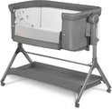 Grijze co-sleeper met een mand onderaan, verstelbare hoogte en een matras met dandelion print.