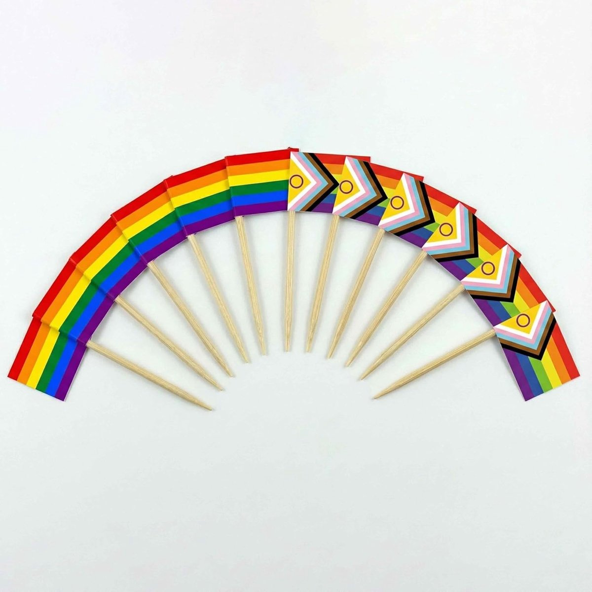 120 Stuks Cocktailprikkers met Vlag van Pride - 2 Ontwerpen - 6,5 cm (2,5 in) Bamboe prikkers met mini-vlaggetjes - Garneringsprikkers voor hapjes en drankjes - van Mobi Lock