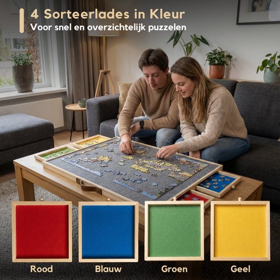 Twee personen maken een puzzel op een grijs puzzelbord met uitgetrokken sorteerlades in rood, blauw, groen en geel.